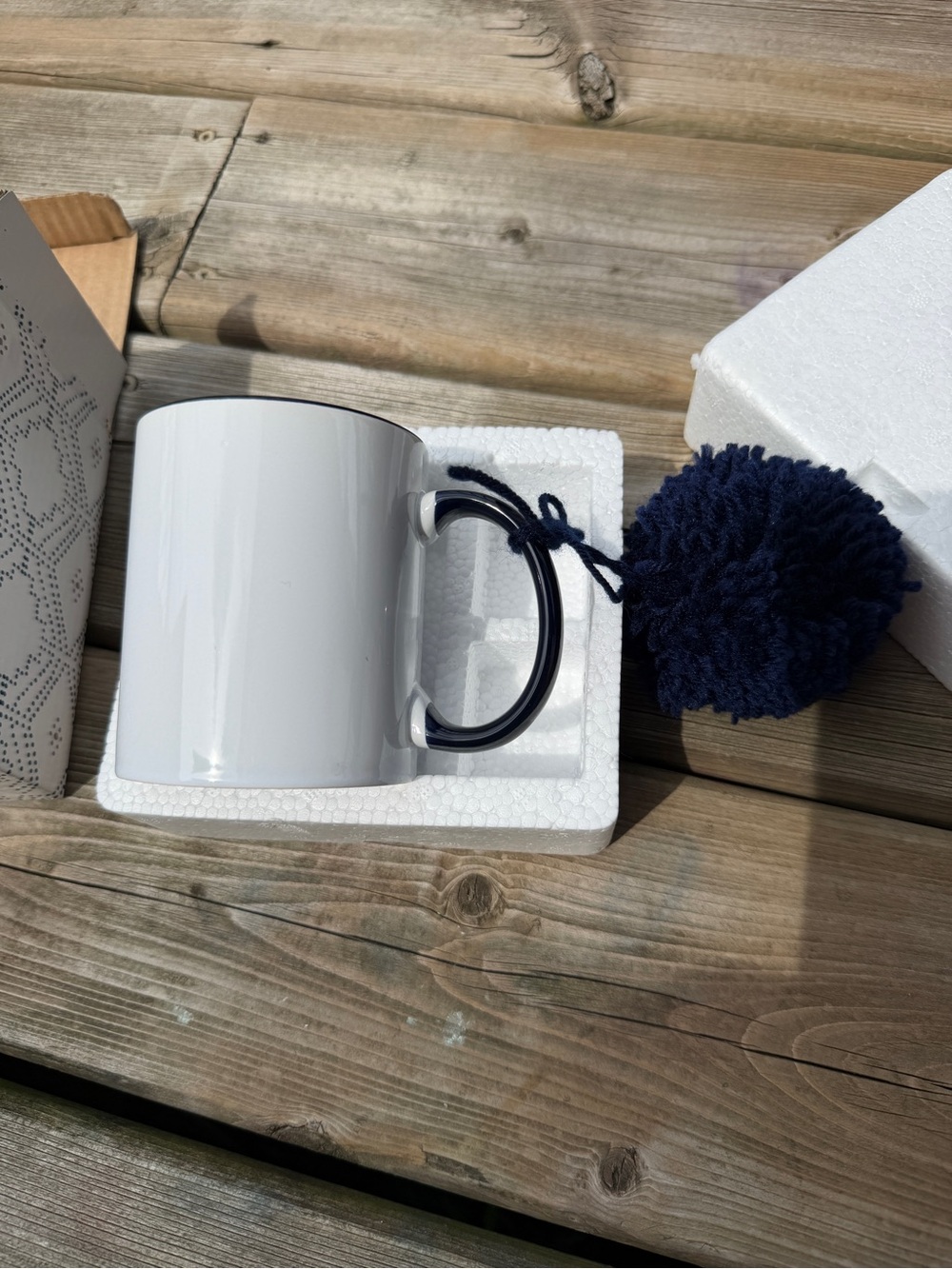 Thirty-One Gifts Hello Happy Sip Mug 12 Oz White Navy Pom Pom NWT Gift Box